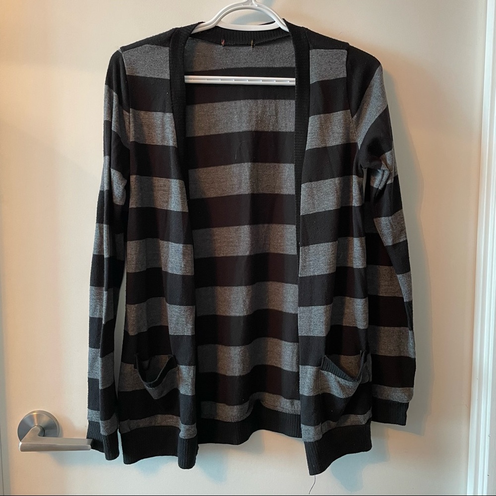 🛍3 for $25🛍 H&M Black & Grey Striped Cardigan